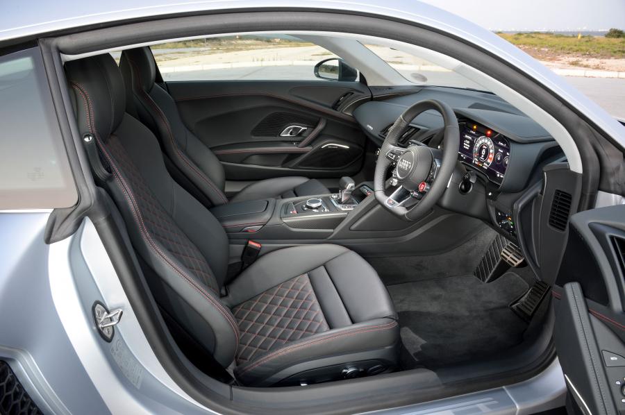 Интерьер Audi R8 V10 Plus 2016 года  (ZA) (фото 22 из 22)